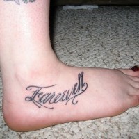 Despedida, inscripción con estilo, tatuado en el pie