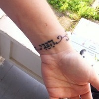tatuaje de brazalete en hebreo