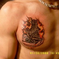 Tattoo von Sensenmann in Flamme auf der Brust