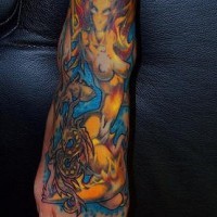 Fille-monstre nue en flammes  tatouage sur le cheville