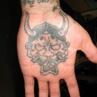 Tattoo von wildem fürchterlichem Teufel mit Hörnen an der Hand