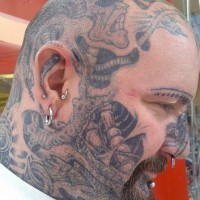 Tattoo von schön gestaltetem Monster auf Kopf und Gesicht