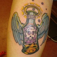 Tattoo am Bein, fliegende geflügelte Flasche Bier