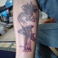 Dragone non colorato tatuato sulla gamba