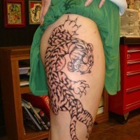 Tatuaje en la pierna, tigre feroz, diseño grande