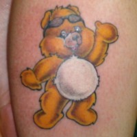 Piccolo giallo orso tatuato