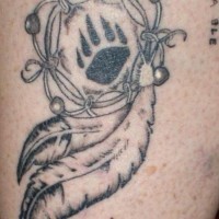 Tattoo von Bären Pfotenabdruck  im Traumfänger