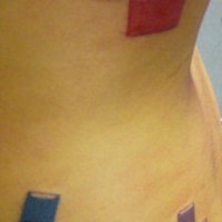 Tetris tatuaggio colorato sul fianco