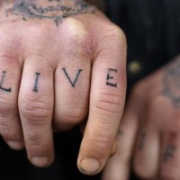 Tatuaje en los nudillos, letras muy filas, vive