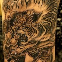 Gran tatuaje en tinta negra con flores y tigre