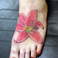 Tatuaje elegante en pie de lirio color rosa
