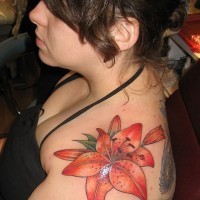 Tatuaje de hombro de lirio color naranja