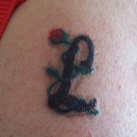 Tatuaje de pequeña rosa con iniciales