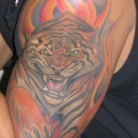 Böser Tiger in Flamme Tattoo