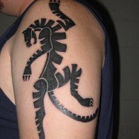 Tatuaje en el hombro tigre en tinta negro estilo tribal