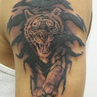 Tiger kriecht aus Dunkelheit Tattoo