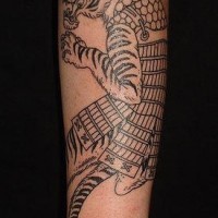 Tiger in der Rüstung schwarze Tinte Tattoo