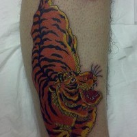 Tatuaje del tigre asiático en el brazo