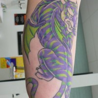 Interesante tatuaje del tigre con alas de color morado y verde