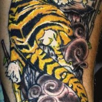 Tigre en color en las rocas tatuaje estilo asiático