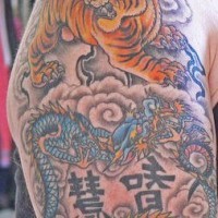 Tigre y dragón entre las nubes tatuaje en color