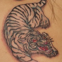 Tatuaje del tigre de nieve con ojos rojos