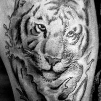 Tiger in Meereswellen Tattoo