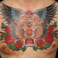 Tatauje en el pecho tigre con alas y rosas