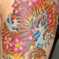 Tatuaje del tigre entre las flores en color
