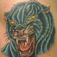 Tatuaje con pantera negra rugiendo