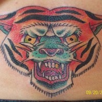 Cabeza del tigre severo tatuaje en color