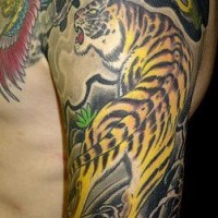 Tigre con paisaje tatuaje estilo asiático