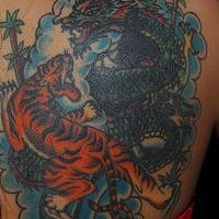 Batalla entre tigre y dragón tatuaje en color