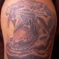 Cabeza del tigre rugiendo tatuaje en detalle