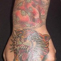 Imagen del tigre con liebre tatuaje ne color