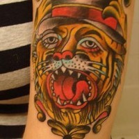 Cabeza del tigre en el sombrero tatuaje en color