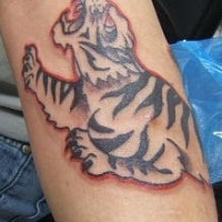 Tigre blanco rugiendo tatuaje en la manga