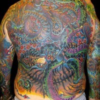 Tatuaje en color en la espalda entera batalla entre tigre y dragón