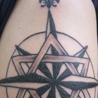 Tatuaje flor de lis sobre una estrella