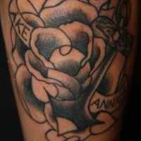 Traditionelles schwarzes Tattoo mit Rose und Streifen-Inschrift
