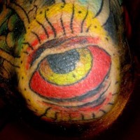 Traditionelles Tattoo mit rotem Auge