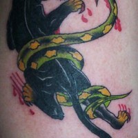 el tatuaje de una serpiente peleando con una pantera