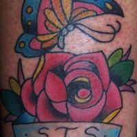 Tatuaje de la mariposa en la rosa con iniciales