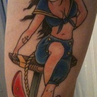 el tatuaje estilo pin up con una chica marinera sentada en una ancla hecho en color