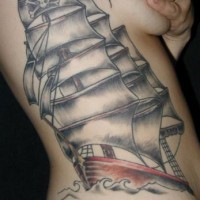 Großes traditionelles Tattoo von Schiff an der Seite
