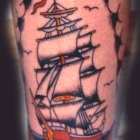 Tatuaje tradicional con el barco en color