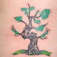 Tatuaggio colorato l'albero con le foglie