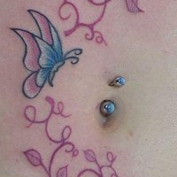 Tatuaggio colorato attorno del ombelico i fiori & la farfalla