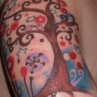 Tatuaggio grande sul braccio gli uccelli sull'albero & le stelline colorate