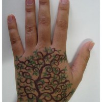 Tatuaggio bello sulla mano l'albero con le foglie